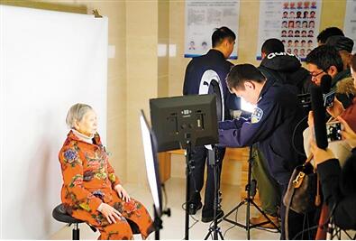 重庆市公安局昨起办护照可以免费照相