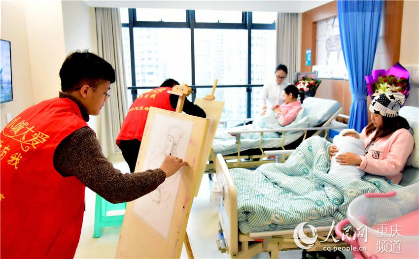 重庆：志愿者为母子绘画送节日祝福【2】