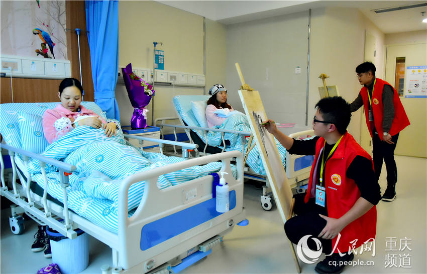 重庆：志愿者为母子绘画送节日祝福【3】