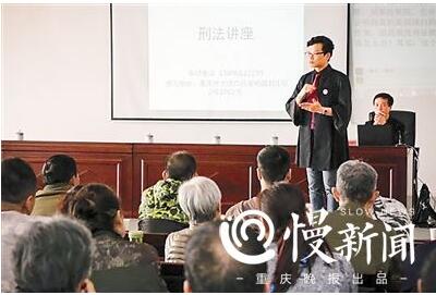 他父母都是聋哑人 他是重庆唯一手语律师
