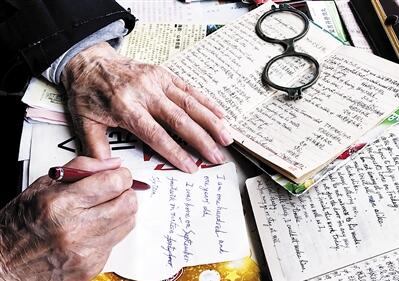 102岁的老人仍估痴爱英语 学了90年从未间断