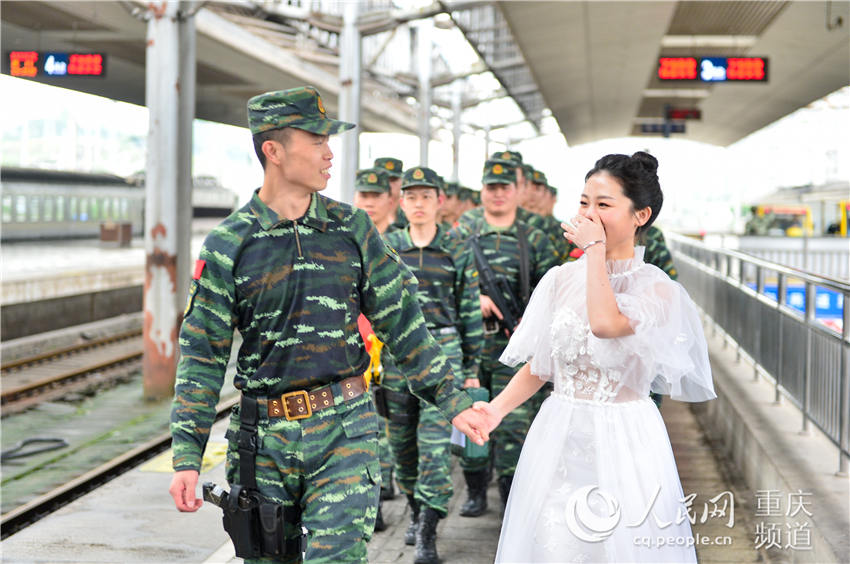 军官婚纱照_军官礼服婚纱照图片(2)