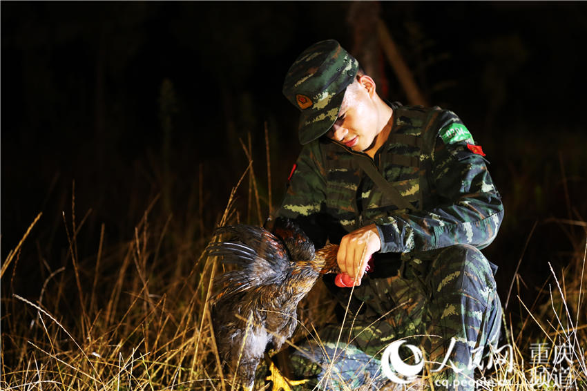 直击武警重庆总队魔鬼周训练 上演绝地求生