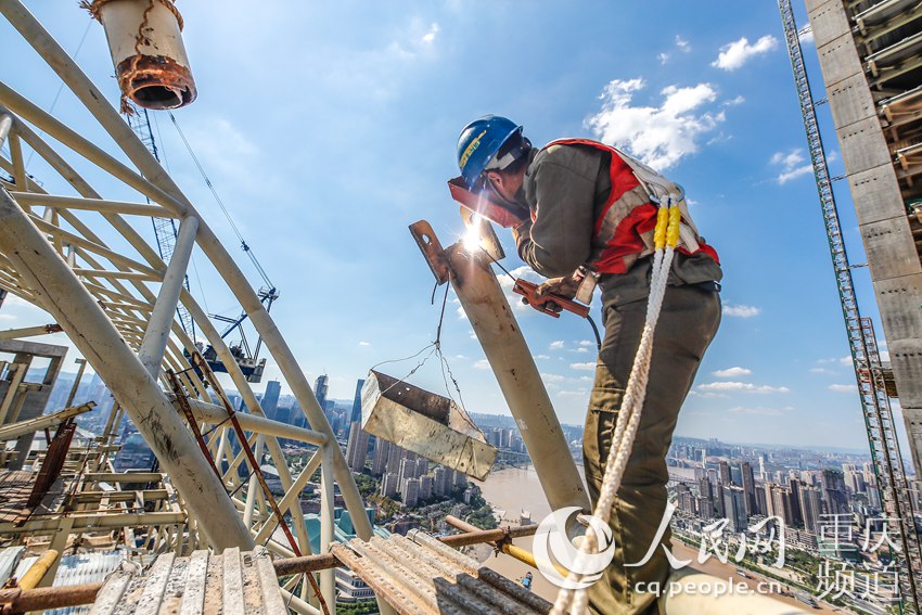 重庆:烈日下的坚守 走近高温下的建筑工人