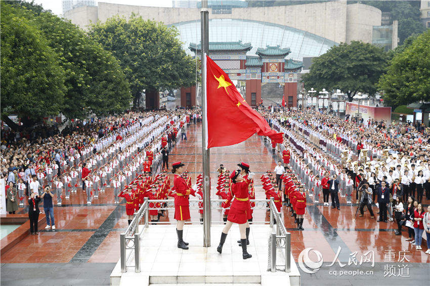 10月1日，重慶人民大禮堂前，庄嚴的升旗儀式開始。唐浩 攝