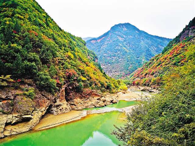 图为陕西凤县境内的嘉陵江山水.记者龙丹梅摄