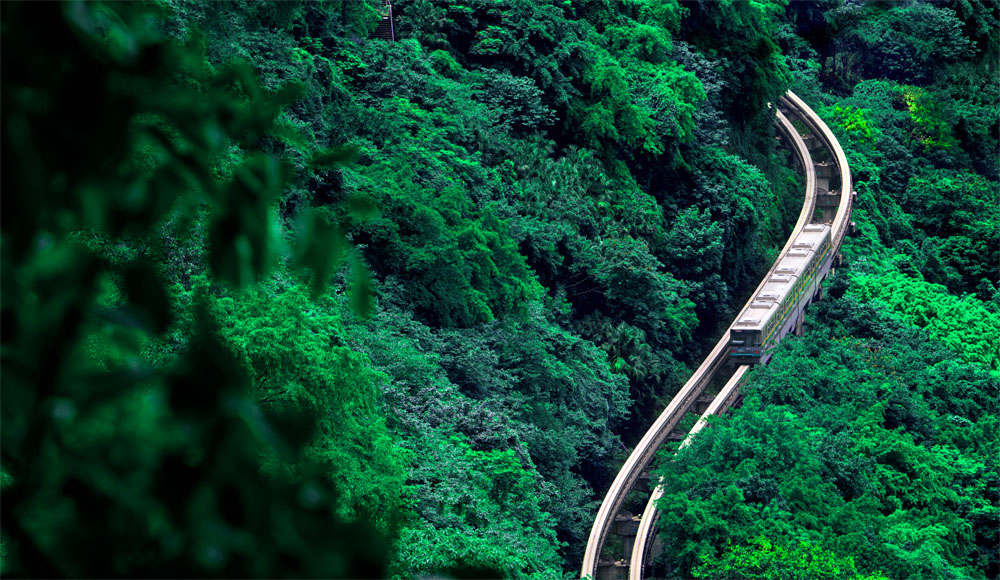重慶軌道交通未來將成“八線一環”重慶軌道2號線從山間穿過。