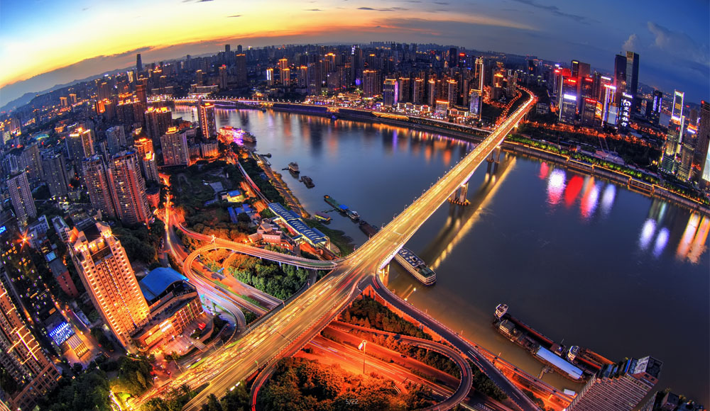 重慶：“輪渡過江”看風景 “橋梁之都”聯世界夜幕下的重慶，燈光與橋交相輝映