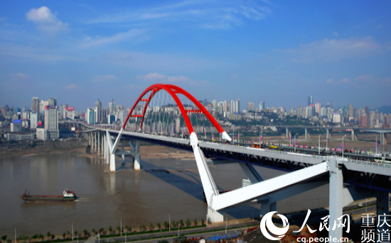 連接兩岸的菜園壩長江大橋。