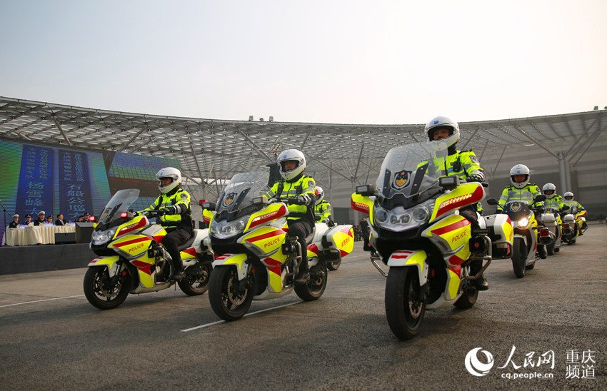 12月20日，重庆“渝警骁骑”大比武，用摩托车演绎新型交通警务模式。刘政宁 摄