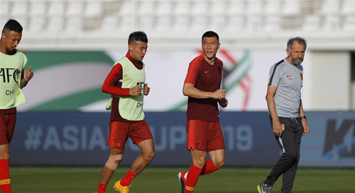 亚洲杯:中国队进行场地适应训练