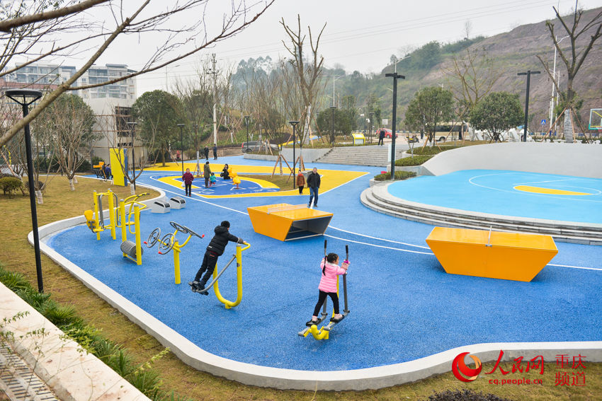 重庆两江新区复兴场体育文化公园，周边居民纷纷带着孩子前来玩耍。邹乐 摄