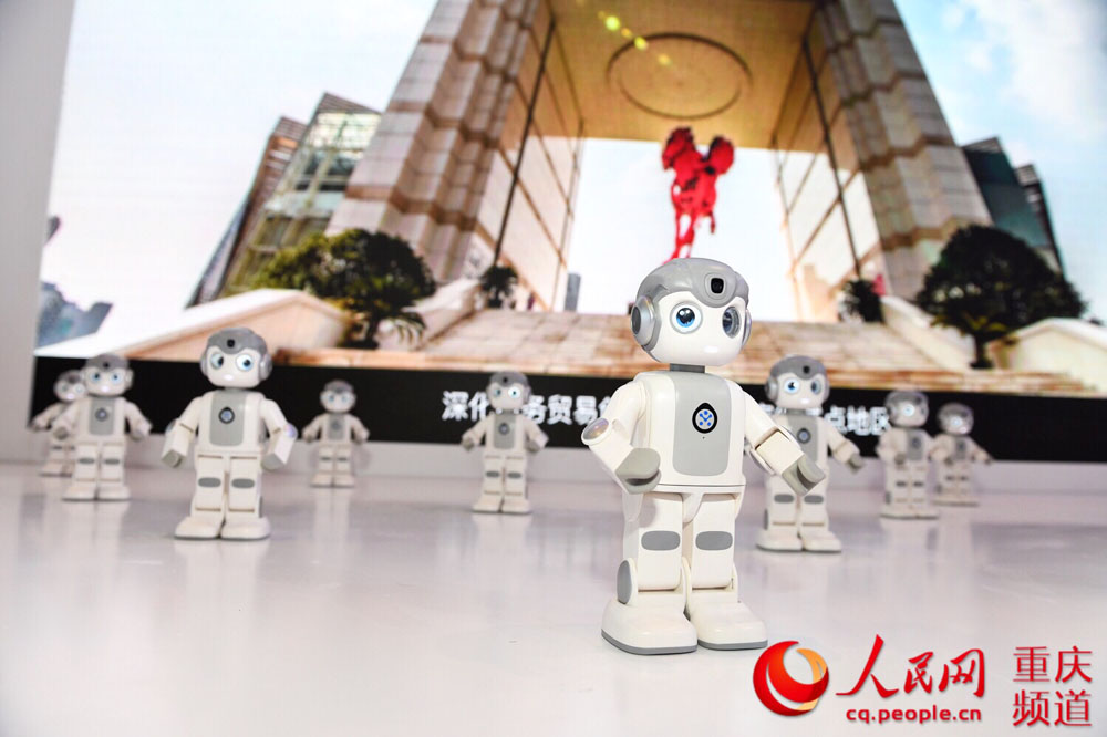 西洽会：两江新区展区，可实现钢琴表演、唱歌跳舞，外形炫酷的门罗机器人。 邹乐 摄