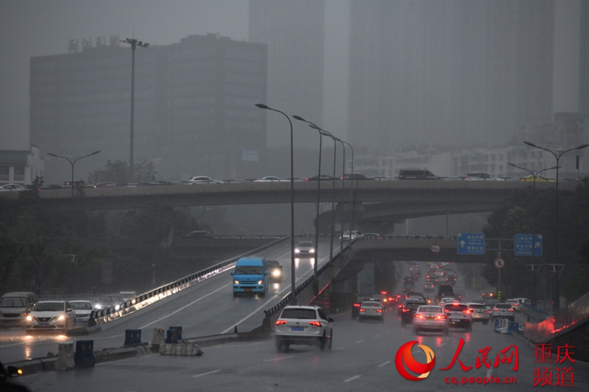 7月22日下午，重庆渝北突降暴雨，古木峰立交附近出现少量积水。邹乐 摄