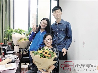 重慶第一位教授型輔導員學生的售后服務者