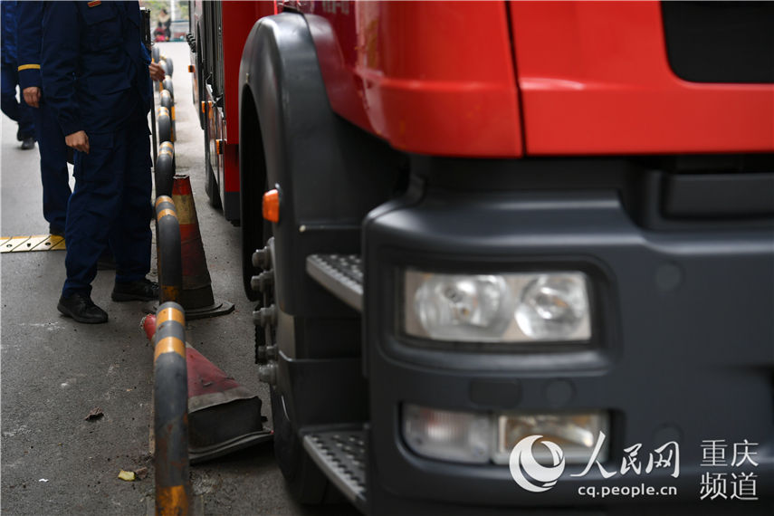 瑪瑙花園進入小區的消防車輛距離圍欄隻有20多厘米間距，出入很異常困難。郭旭 攝