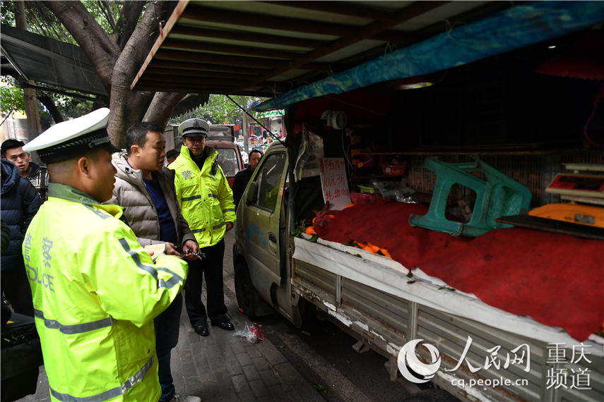 南坪正街聯合執法分隊對違章佔道的小貨車進行處理 郭旭 攝