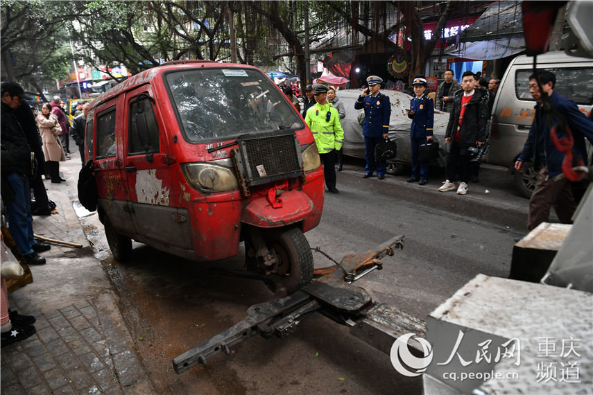 南坪正街聯合執法分隊對佔道違停車輛進行處理 郭旭 攝