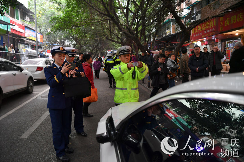 南坪正街聯合執法分隊對佔道違停車輛進行處理 郭旭 攝