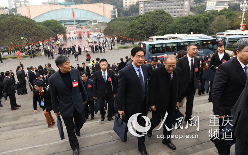 1月11日，重庆市五届人大三次会议开幕，代表们陆续进入会场。 邹乐 摄