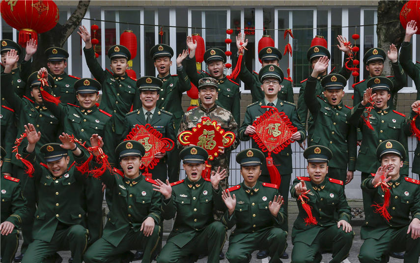 官兵们与中国结合影，分享新春喜悦。彭勇摄