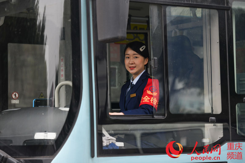 重庆公交625线驾驶员邓越。邹乐 摄