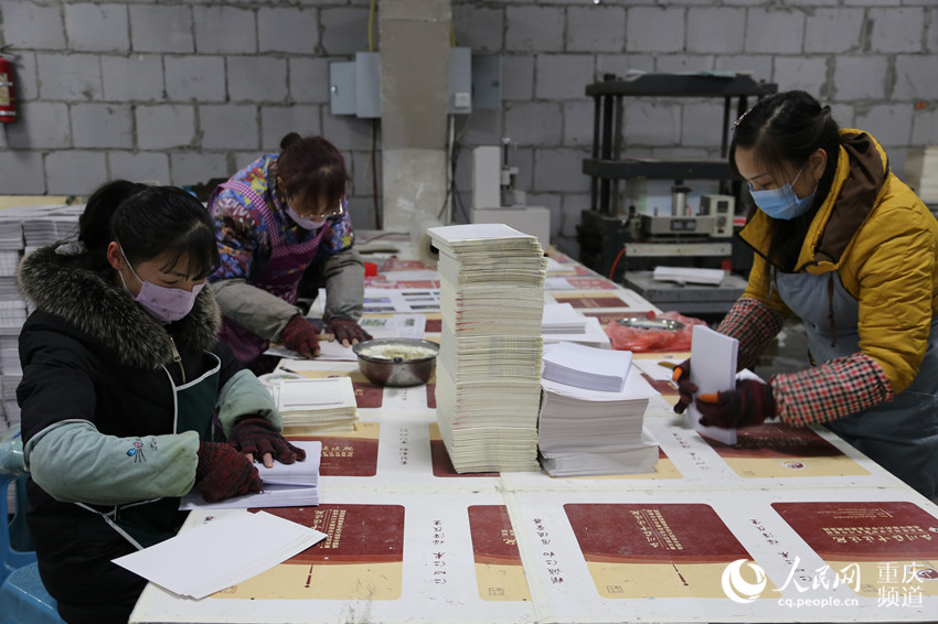 位於重慶市沙坪壩區的重慶創越印務有限公司，員工正在印刷防疫宣傳資料。杜開舟攝
