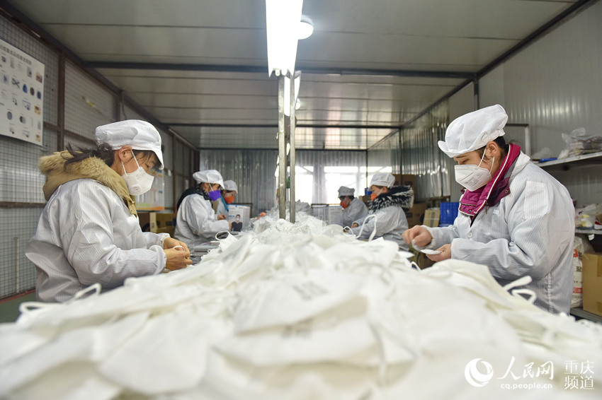 重慶市江津區雙福工業園庫鉑科技廠的員工們正在加急生產口罩。賀奎攝