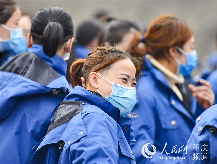 2月11日，重慶市赴孝感支援隊的幾位女隊員剃光后腦勺的頭發，降低感染風險，以便全力抗擊疫情。齊嵐森 攝