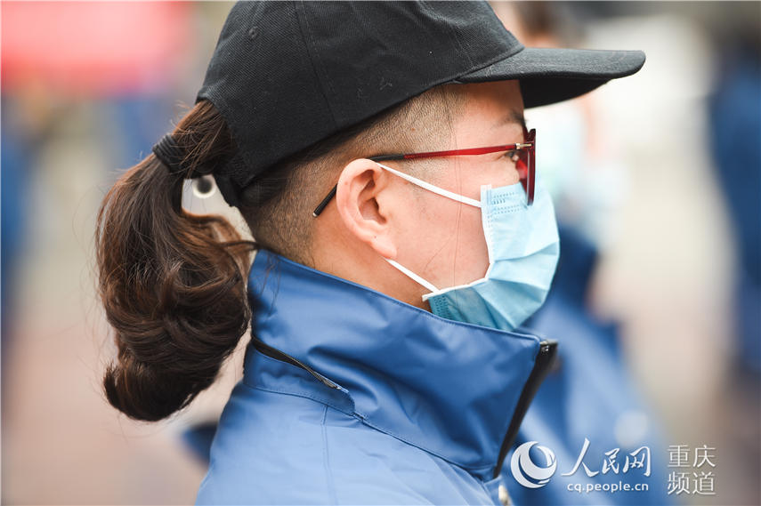2月11日，重慶市赴孝感支援隊的幾位女隊員剃光后腦勺的頭發，降低感染風險，以便全力抗擊疫情。蘇思 攝