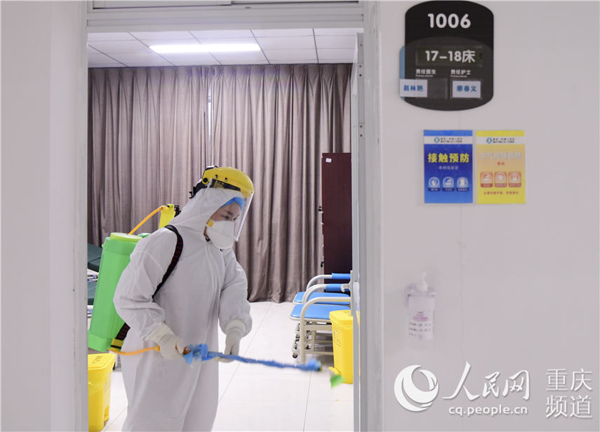 重慶市璧山區人民醫院感染科隔離病房的90后護士匡艷，對病房進行消毒。 胡悅建 攝