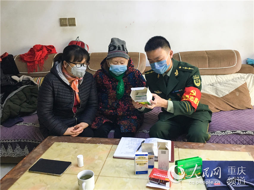 90后武警戰士楊國政，為村民進行疫情防控宣傳。受訪者供圖
