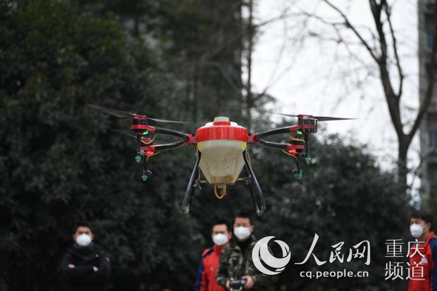 重慶市九龍坡區華岩鎮民安華福社區啟用無人機，對公租房公共區域進行消毒。陳林 攝