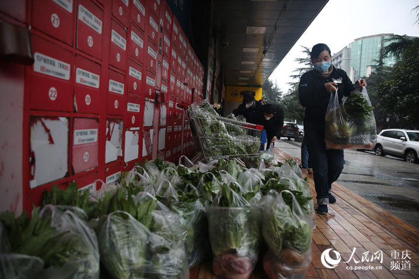 2月15日起，重慶渝北為防疫一線醫務人員家屬免費配送生活必需品。劉政寧 攝