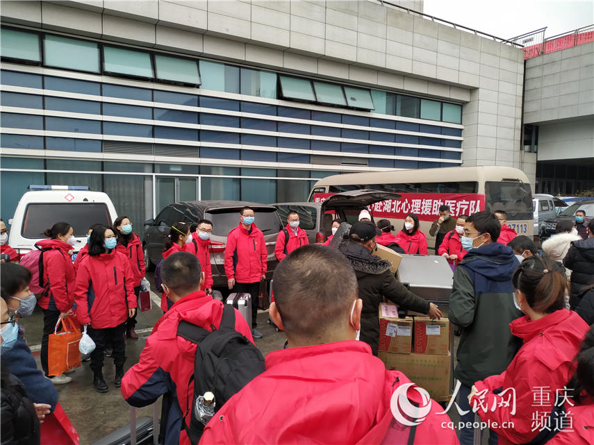 今日下午，重慶市第十六批援湖北醫療隊出征，馳援武漢。黃楓 攝