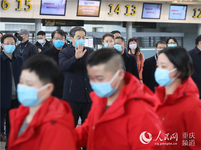 江北機場T2航站樓，重慶市衛健委黨委書記、主任黃明會為醫療隊送行。