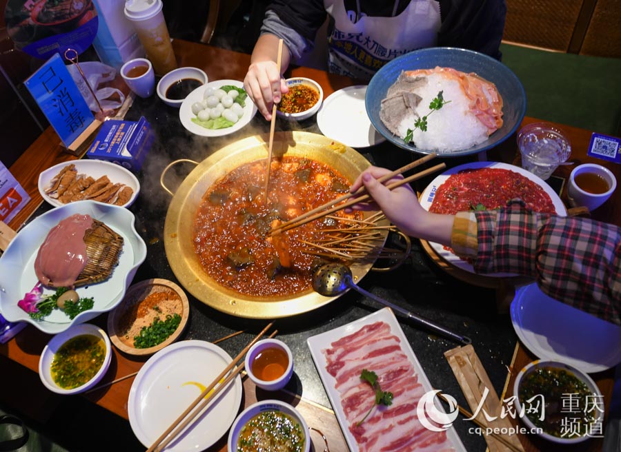 重庆火锅店陆续恢复堂食顾客需隔桌就餐