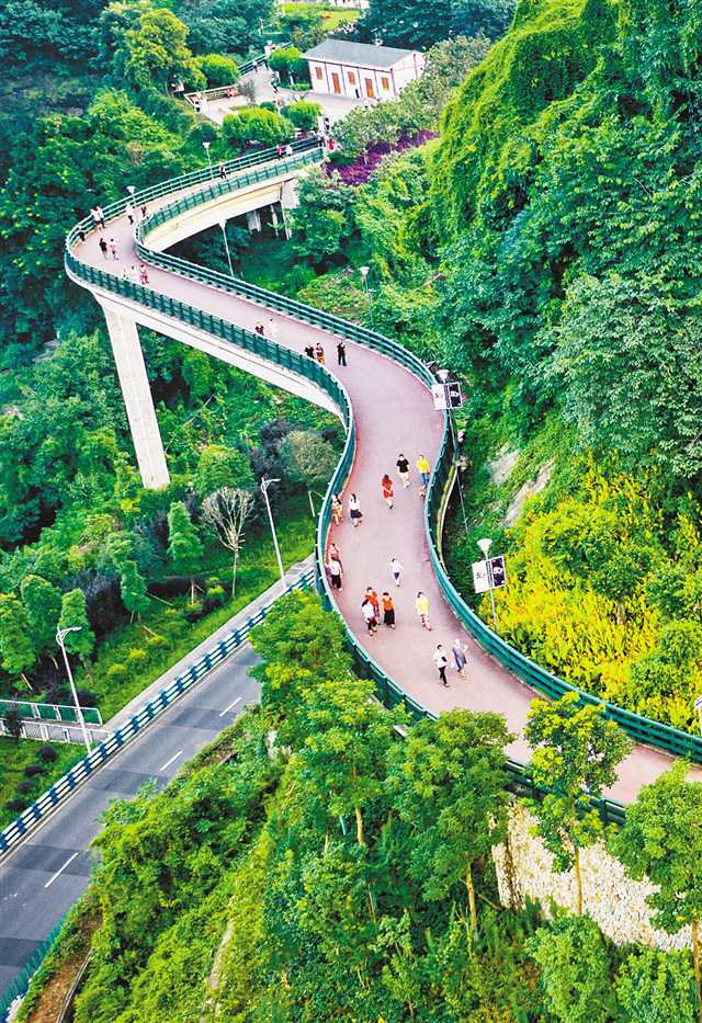 渝中区虎头岩,市民和游客在虎头岩山城步道"空中悬廊"游玩.