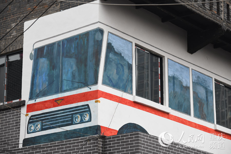 樓房上彩繪的公交車圖案。鄒樂 攝