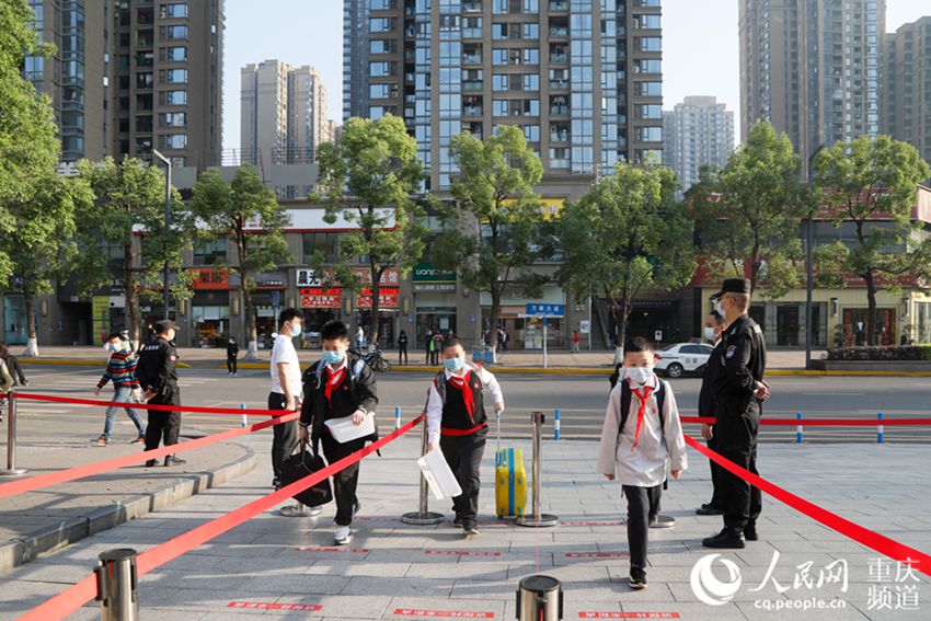4月27日，華潤謝家灣小學學生有序進入校園。曾英豪攝
