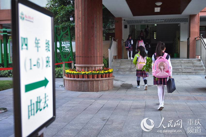 4月27日，重慶市小學4-6年級開學復課。圖為學生步入教室。鄒樂攝