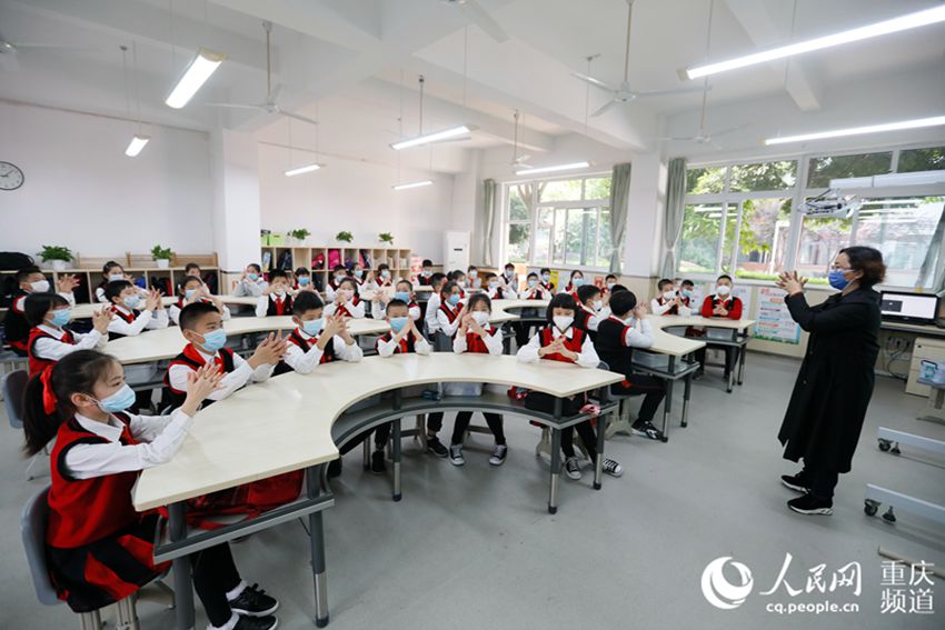 開學第一天，華潤謝家灣小學老師講解如何做好疫情防護。曾英豪攝
