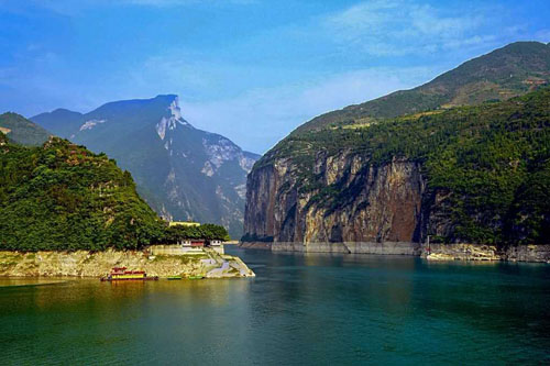 从重庆市巫山县出发,沿着秀美壮丽的巫峡和瞿塘峡,向诗城奉节驶去