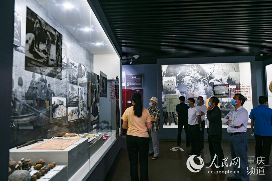 游客正在參觀了解抗戰歷史。鄒樂攝