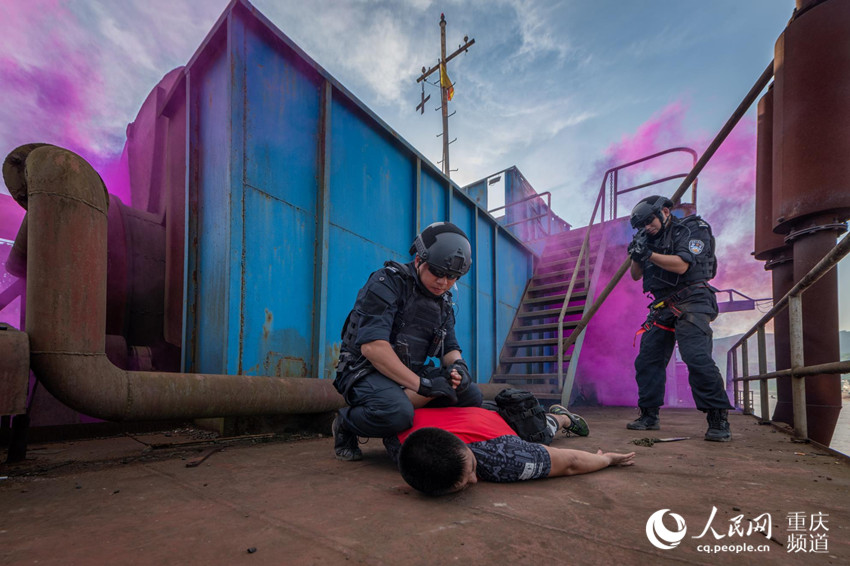 近日，重慶警方2020年水上實戰大練兵在長江巴南木洞鎮水域上演。重慶市公安局供圖