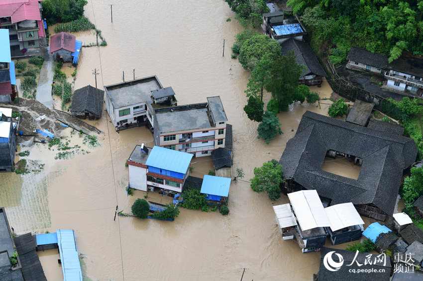 6月13日，重慶市酉陽土家族苗族自治縣銅鼓鎮幸福村，民房被洪水包圍。冉川攝