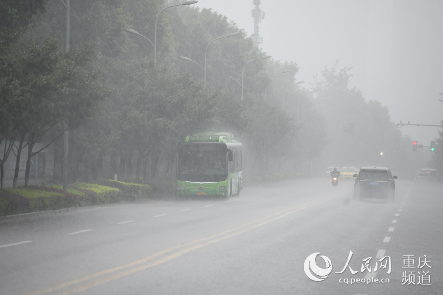 7月10日下午，重慶突降暴雨，車輛在雨中前行。鄒樂 攝