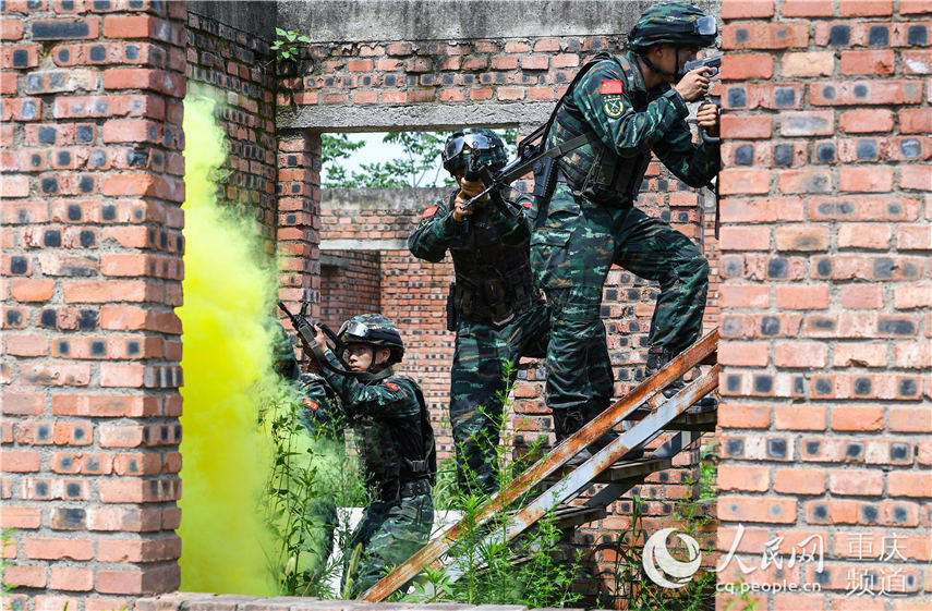 7��24�գ��侯�����ܶӻ���֧����ս��Ա���ڽ���ս��ѵ������������