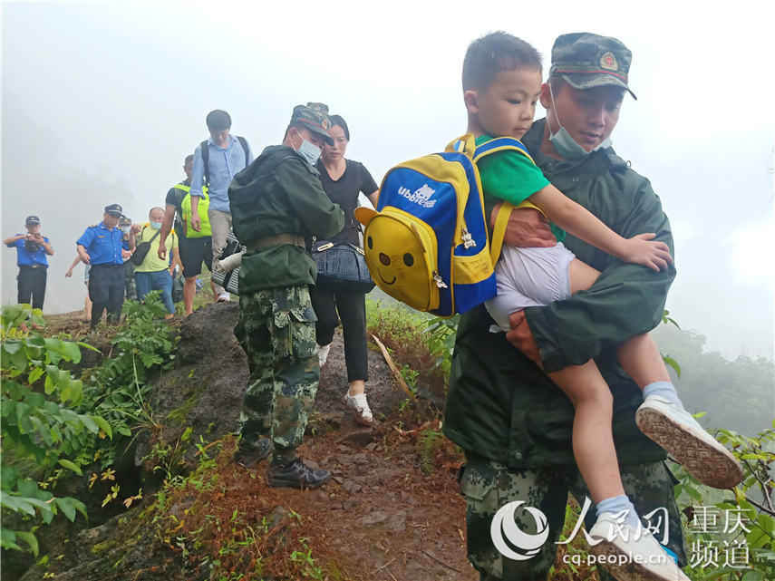 7月26日，重慶萬州五橋機場路強降雨致大面積塌方，武警重慶市總隊船艇支隊緊急轉移被困群眾。左謙 攝