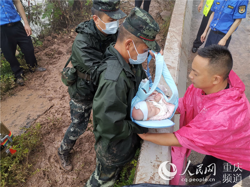 7月26日，重慶萬州五橋機場路發生強降雨致大面積塌方，武警重慶市總隊船艇支隊緊急轉移被困群眾。左謙 攝